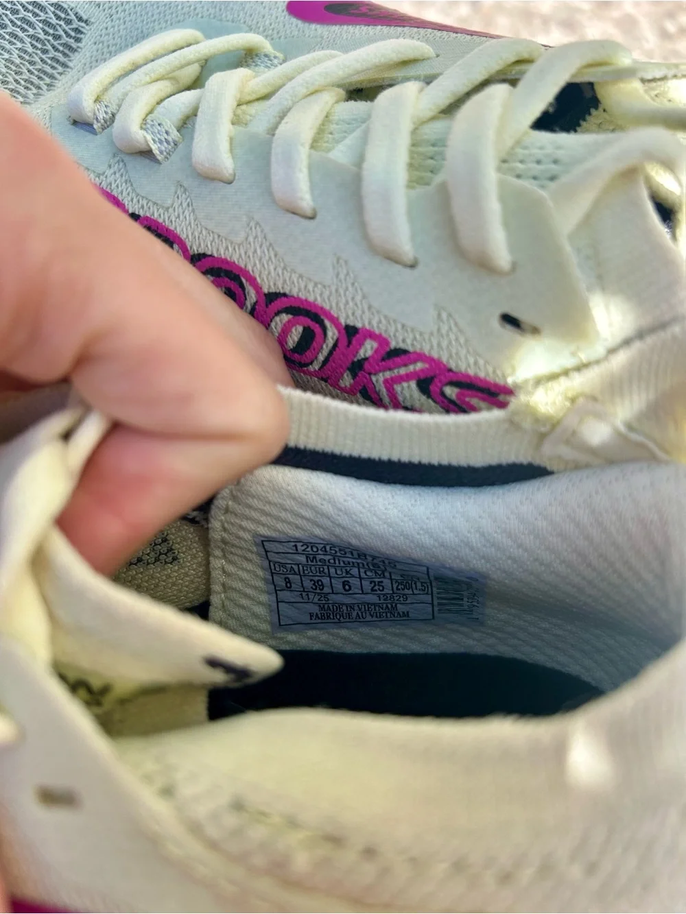 Brooks Hyperion Max 3 Women’s size 8, in like new condition!